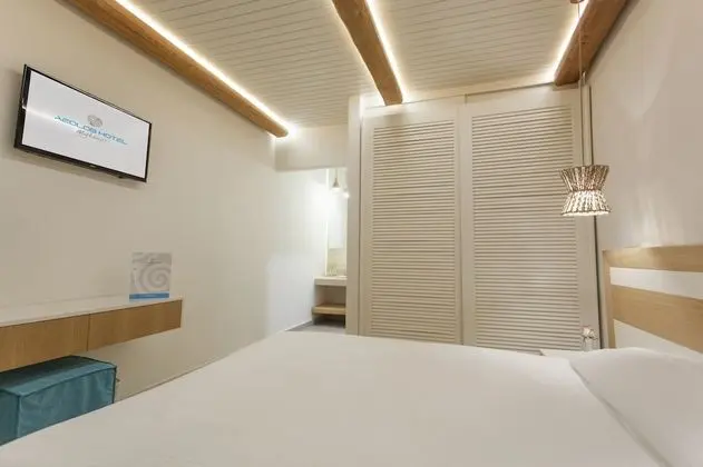 Tek Büyük veya İki Ayrı Yataklı Oda, Havuz Manzaralı