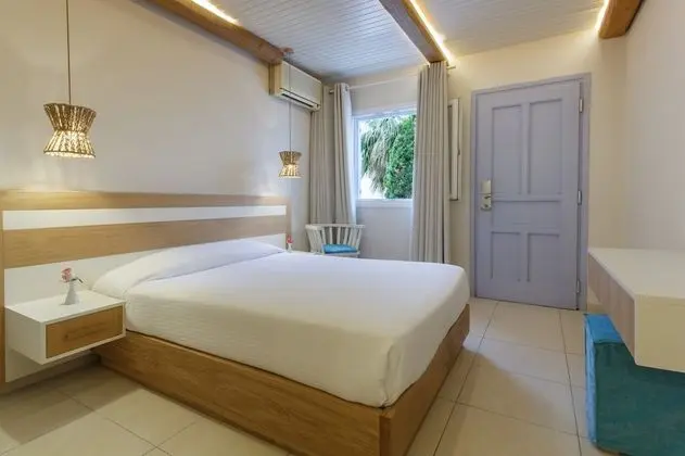 Tek Büyük veya İki Ayrı Yataklı Oda, Havuz Manzaralı