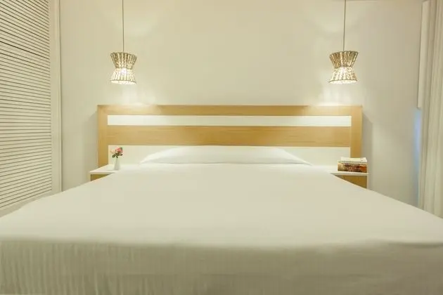 Tek Büyük veya İki Ayrı Yataklı Oda, Havuz Manzaralı