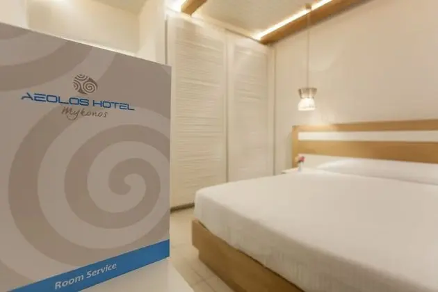 Tek Büyük veya İki Ayrı Yataklı Oda, Havuz Manzaralı