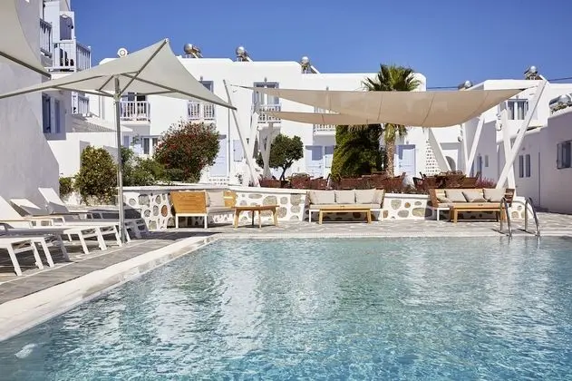 Tek Büyük veya İki Ayrı Yataklı Oda, Havuz Manzaralı