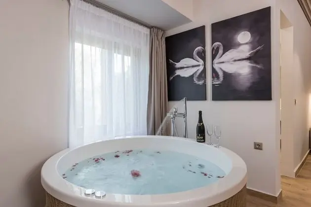Luxury Oda (Private Spa Tub)