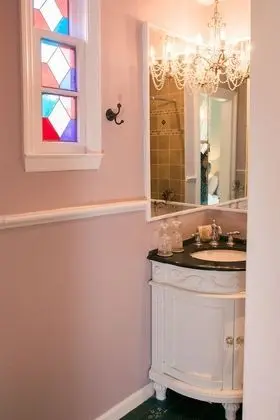 Basic Oda, 1 Büyük (Queen) Boy Yatak, Özel Banyo (The Basin Street Room)