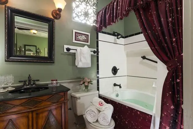 Basic Oda, Özel Banyo (The Tuscarora Room)