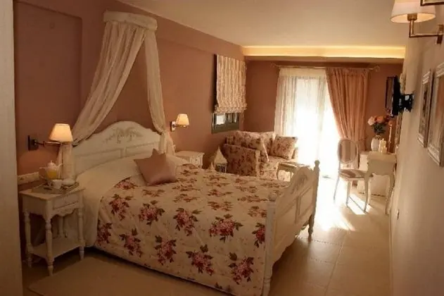 Superior Üç Kişilik Oda, Balkon, Kısmi Deniz Manzaralı