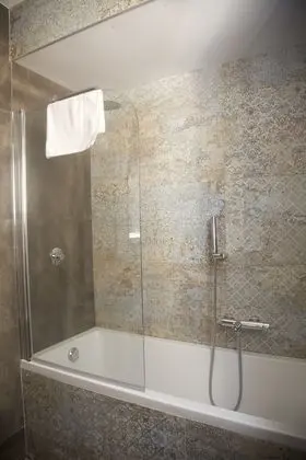 Design Üç Kişilik Oda, 1 Büyük (Queen) Boy Yatak, Balkon