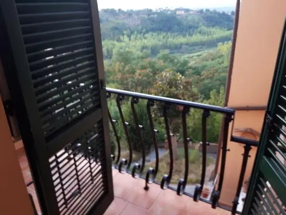 Üç Kişilik Oda, Balkon, Tepe Manzaralı