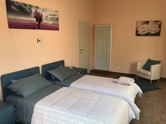 Oda, 2 Tek Kişilik Yatak, Ortak Banyo