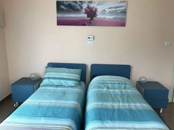 Oda, 2 Tek Kişilik Yatak, Ortak Banyo