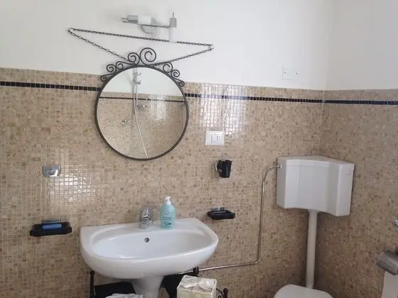 Oda, 2 Tek Kişilik Yatak, Ortak Banyo
