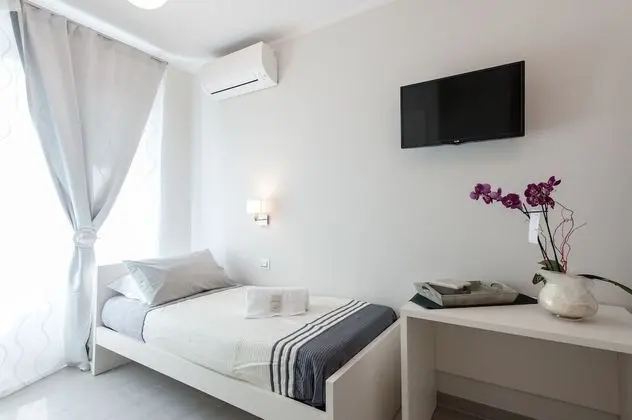 Basic Tek Büyük Yataklı Oda, Birden Çok Yatak, Havuz Manzaralı