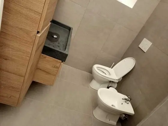 Dört Kişilik Oda, Ortak Banyo