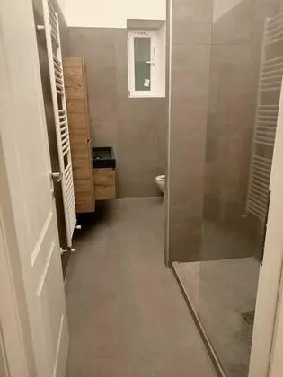 Tek Büyük veya İki Ayrı Yataklı Oda, Ortak Banyo