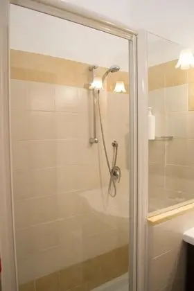 Dört Kişilik Oda, Özel Banyo