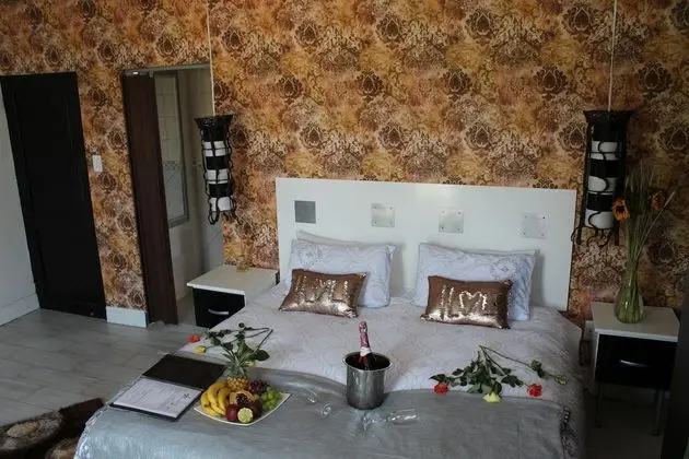 Superior Stüdyo Süit, 1 Yatak Odası, Sıcak Su Küveti, Havuz Manzaralı