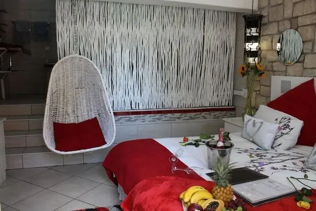 Superior Stüdyo Süit, 1 Yatak Odası, Sıcak Su Küveti, Havuz Manzaralı