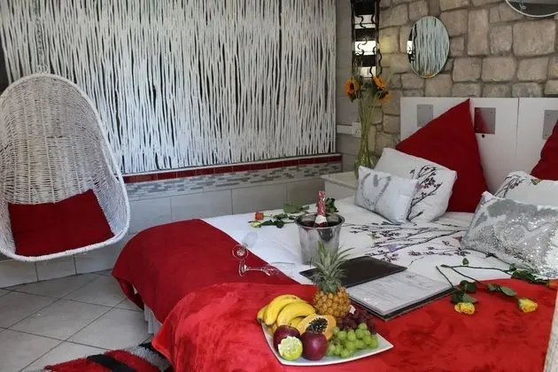 Superior Stüdyo Süit, 1 Yatak Odası, Sıcak Su Küveti, Havuz Manzaralı
