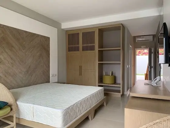 Tek Büyük Yataklı Oda, Sigara İçilmez, Havuz Manzaralı (Upper Floor)