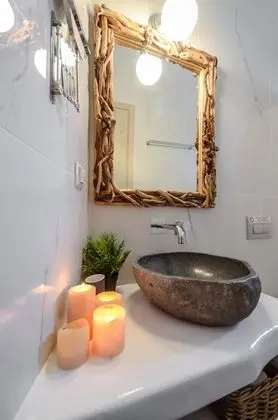 Deluxe Tek Büyük Yataklı Oda, 1 Yatak Odası, Sigara İçilmez, Kısmi Deniz Manzaralı