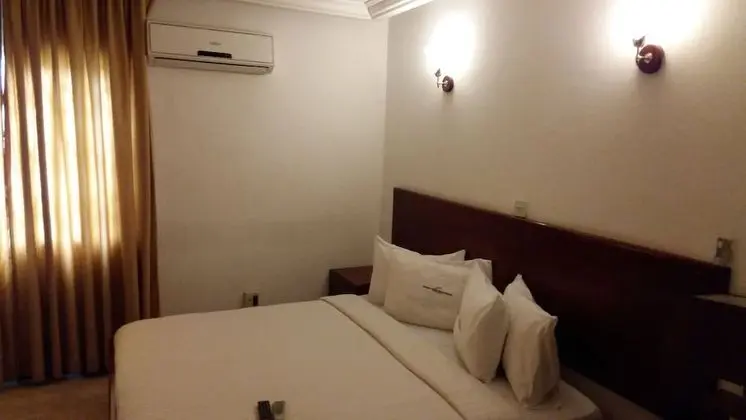 Standard Oda, Havuz Kenarı