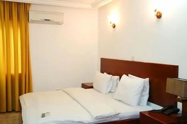 Standard Oda, Havuz Kenarı