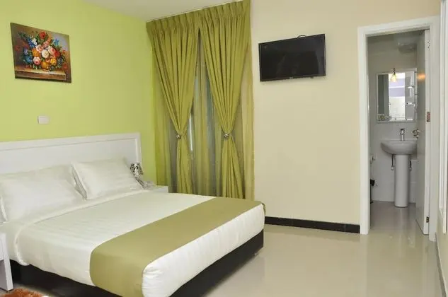 Tek Büyük Yataklı Oda, Küçük Mutfak, Şehir Manzaralı