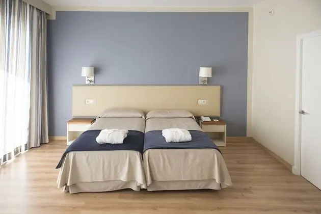 Tek Büyük Yataklı Oda, Balkon, Kısmi Deniz Manzaralı