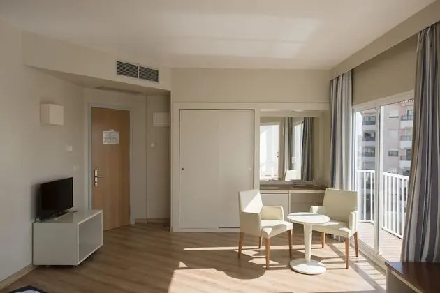 Tek Büyük Yataklı Oda, Balkon, Kısmi Deniz Manzaralı