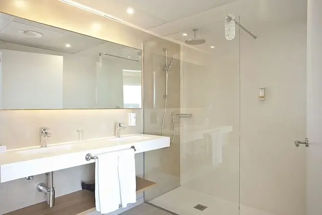 Tek Büyük Yataklı Oda, Balkon, Kısmi Deniz Manzaralı
