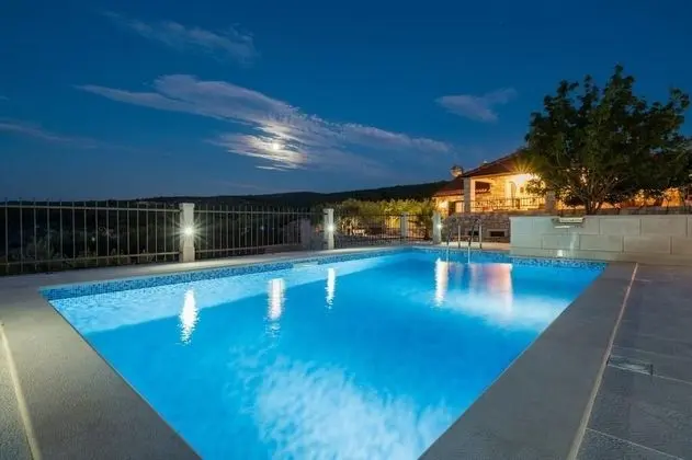 Villa (Three Bedroom Villa with Swimming Poo)