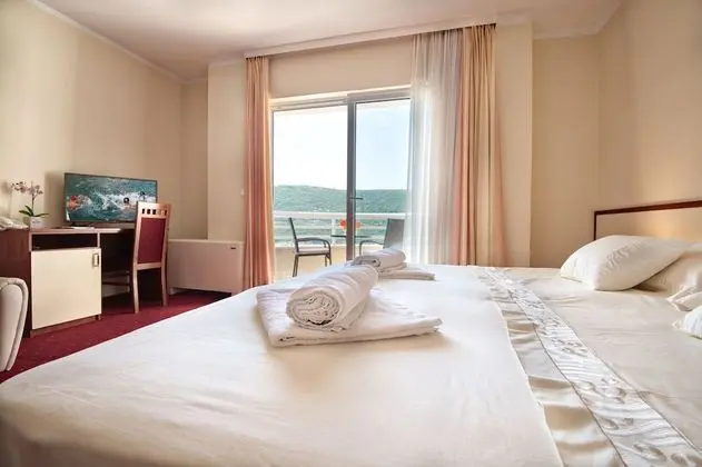 Tek Büyük veya İki Ayrı Yataklı Oda, Balkon, Deniz Manzaralı