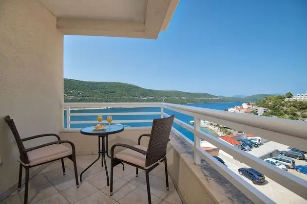 Tek Büyük veya İki Ayrı Yataklı Oda, Balkon, Deniz Manzaralı