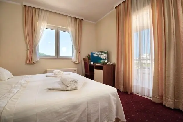 Tek Büyük veya İki Ayrı Yataklı Oda, Balkon, Deniz Manzaralı