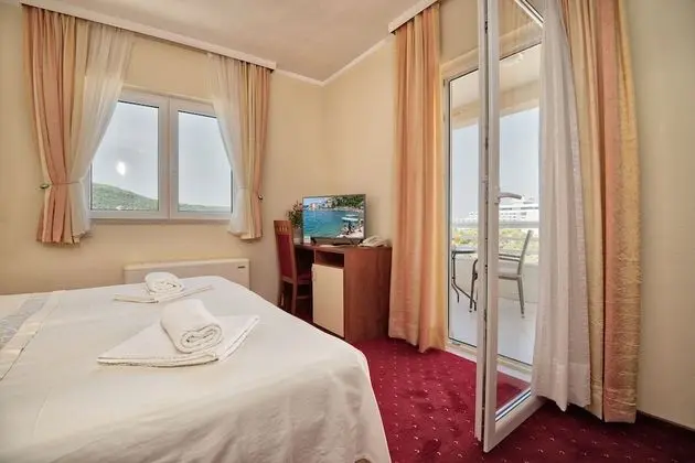Tek Büyük veya İki Ayrı Yataklı Oda, Balkon, Deniz Manzaralı
