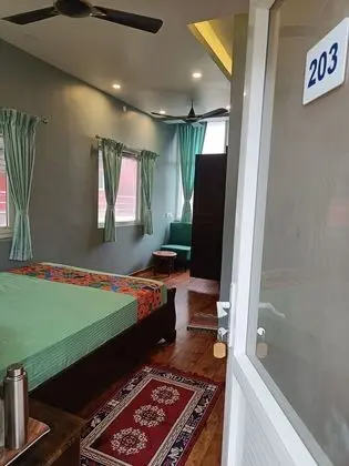 Deluxe Room Valley View Queen Bedroom