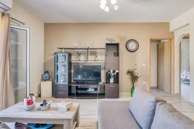 Family Apart Daire, Birden Çok Yatak, 2 Banyolu, Bahçeli (Aggelos Cozy Apartment few min from)