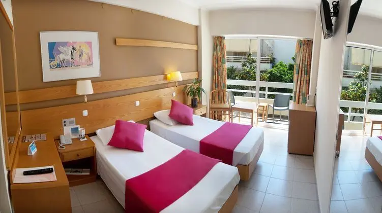 1 Çift Kişilik Veya 2 Tek Kişilik Yatak Garden View