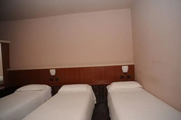 Üç Kişilik Oda