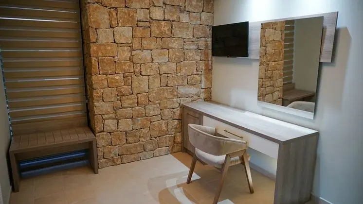 Deluxe Tek Büyük Yataklı Oda, Havuz Manzaralı