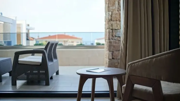 Deluxe Tek Büyük Yataklı Oda, Havuz Manzaralı
