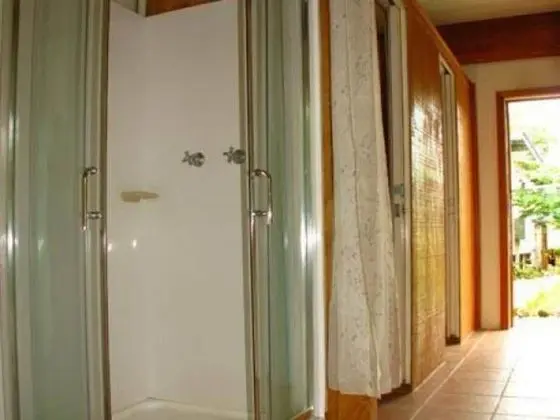 Tek Büyük veya İki Ayrı Yataklı Oda, Ortak Banyo (Tatangala Room Lower Floor)