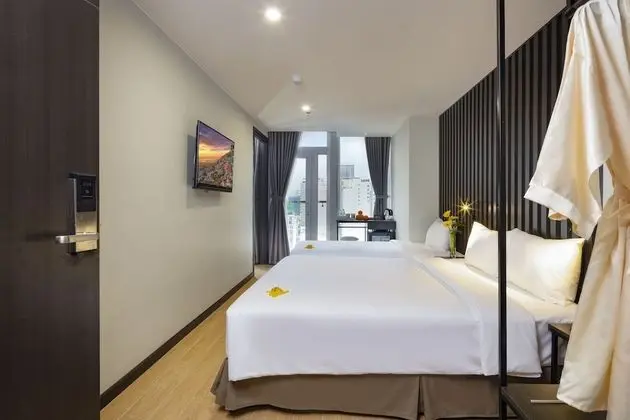 Üç Kişilik Oda, Balkon, Şehir Manzaralı (Agnes)