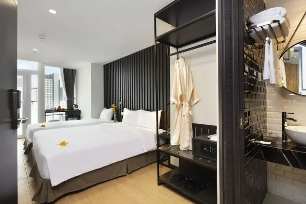 Üç Kişilik Oda, Balkon, Şehir Manzaralı (Agnes)