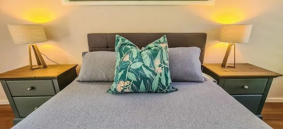 Comfort Room, 1 Queen Bed (Wattle)
