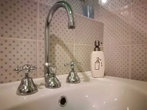 Tek Büyük Yataklı Oda, Ortak Banyo
