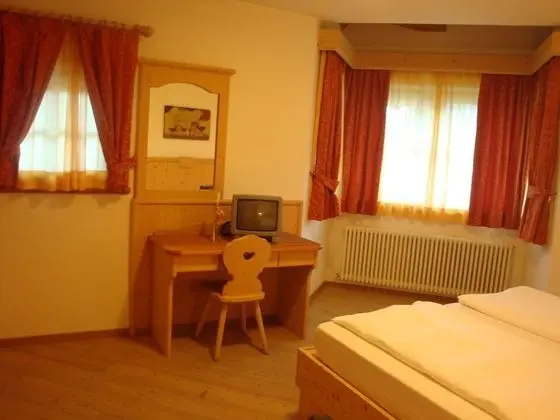 Tek Büyük veya İki Ayrı Yataklı Oda, Dağ Manzaralı