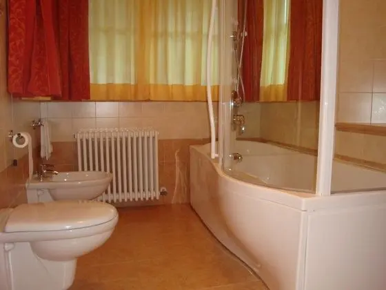 Tek Büyük veya İki Ayrı Yataklı Oda, Dağ Manzaralı