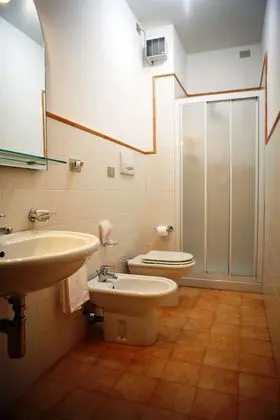 Deluxe Üç Kişilik Oda, Banyolu/Duşlu