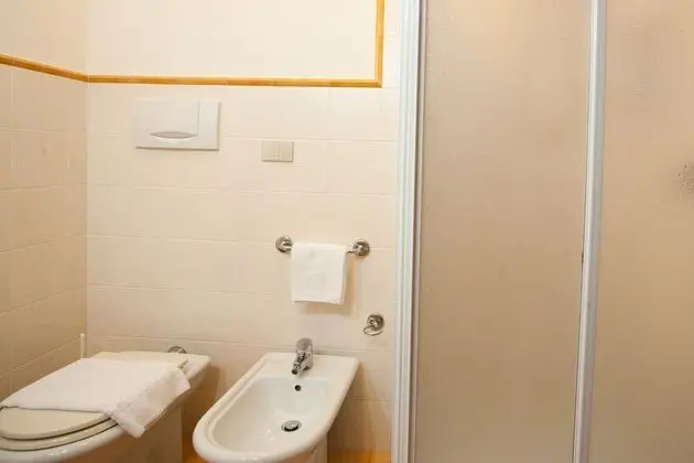 Standard Tek Büyük veya İki Ayrı Yataklı Oda, Banyolu/Duşlu