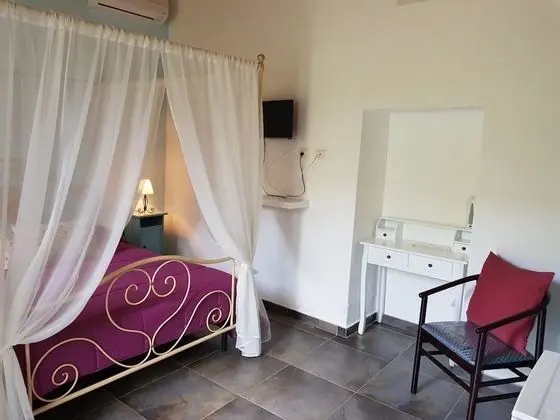 Tek Büyük veya İki Ayrı Yataklı Oda, Havuz Manzaralı